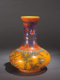 清代 老琉璃画珐琅安居乐业图赏瓶。