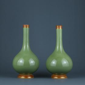 清雍正 绿釉矾红描金边胆瓶
