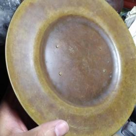 老铜盘子。