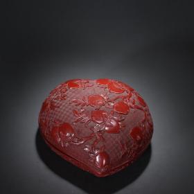 清代-剔红寿桃纹盖盒。