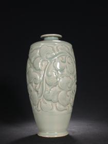耀州窑刻花瓶。
