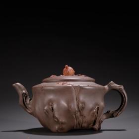 燕亭款·紫砂树桩型石榴钮茶壶。