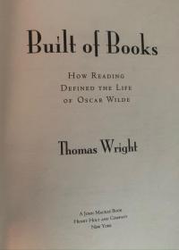 Built of Books How Reading Defined The Life of Oscar Wilde  书香中熏出来的才子 ——  一部特殊的奥斯卡·王尔德传  布脊精装  书脊烫金   以其图书馆和他一生所阅读的作品作为主线，展现一个对人性有深刻认识但对社会缺乏现实感的天才的一生