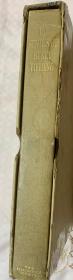 亨利·菲尔丁天才妙语录     注释本  日本羊皮纸精装本   书脊烫金  书前有菲尔丁画像一幅   有一枚很精致的藏书票 上书口刷金  毛边本   爱书者协会会员专印本  手工纸印刷   1919年老版书  带套盒 套盒有破损