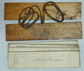 清代雙面手寫《藏文經書》 53張雙面書寫:31/7釐米:. 木夾板 牛筋綁繩