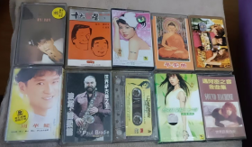 歌曲磁带；周华健 花心，世界巨星合集-迈阿密之音金曲集，SHE 奇幻旅程，蔡依林 爱情三十六计，可以爱何炅，世界萨克斯之王 波尔·博柔笛  等10盒合售