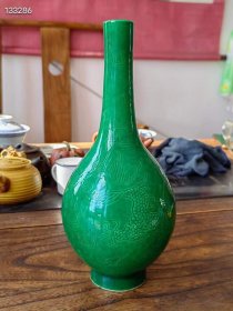 绿釉压花龙纹胆瓶