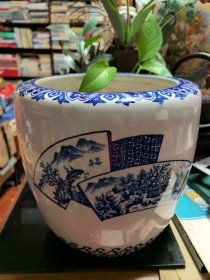 日本购回： 日本围炉煮茶高级茶道具，青花瓷火钵、青花扇面山水画片，也可做卷缸、书画缸、 鱼缸、花器、花盆 收纳罐   收纳缸 【青花染付 画工精美，有“重光山人”款，重5斤】