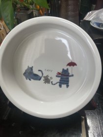 日本购回： 日本限量卡通猫画片，宠物猫狗陶瓷饭碗 、饲料碗、深钵，猫猫狗狗吃饭也要的仪式感，可做儿童房装饰 ，口径16.8cm 高4cm  ，瓷质细腻画片精美，很厚重420多克