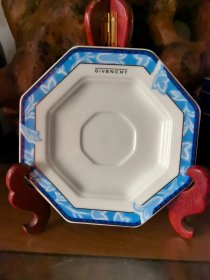 日本购回：法国品牌GIVENCHY纪梵希白釉描金蓝色边边的八边形盘一对，非常好看，小点心盘，可做咖啡碟、果碟、杯垫，作赏盘也是很不错。