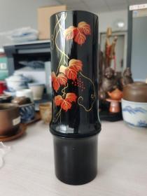 日本购回：日本轮岛涂漆器花瓶、竹形花道、花器、花入、表面涂大漆彩绘花瓶，中古品，一面金莳绘花卉图案，内附铝胆，可放水做水植花卉，插花艺术 （高24、宽8CM ）