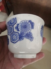 日本购回茶道具：百年青花老猪口杯，老柴烧，非常老的老青花瓷，青花三叶桐，日本皇室十六瓣菊花等画片。