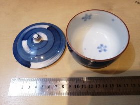 日本购回：日本胡窑刷毛目，内绘青花盖碗，盖杯，内绘樱花，瓷质细腻，底款在铭