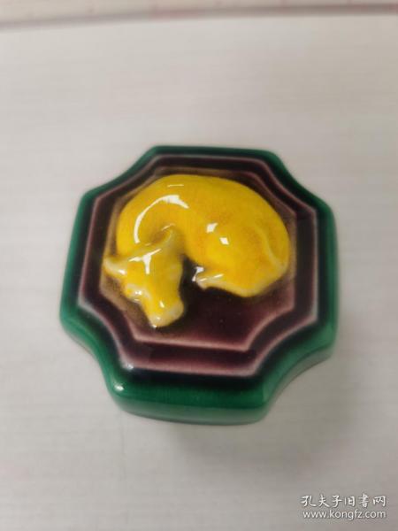 日本购回：日本高级香道具--乐烧干支生肖牛，黄绿紫交趾釉香盒