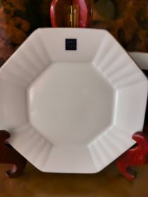 日本购回：法国品牌GIVENCHY纪梵希白釉描金八边形盘，非常好看的白色釉水餐盘，小点心盘，可做咖啡碟、果碟、杯垫，作赏盘也是很不错。