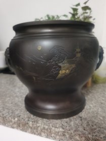 日本购回茶道具：煮水沏茶用非常老的双兽耳铜火钵，庄重典雅，刻画山水亭台楼阁图案，底部刻有刻字纪念款“日本国有铁道表彰纪念”，精工精品，镶金刻工一流， 重7斤左右，收藏自用佳品