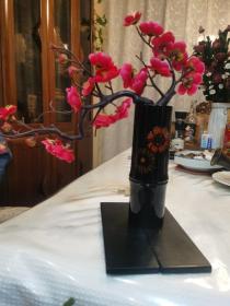 日本购回：日本轮岛涂花卉漆器花瓶、竹形花道、花器、花入、表面涂大漆彩绘花瓶，中古品，一面金莳绘花卉图案，附塑料内胆，可放水做水植花卉，插花艺术 （高18、宽5.5CM ）
