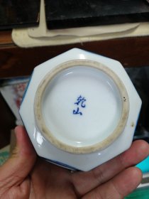 日本回流茶道具：  老青花瓷八边形碗钵，乾山款， 荷花立鹤画片，  方口钵 （口沿老冲线，有磨损划痕，介意勿拍 ，一对价格，可以单出68一个）