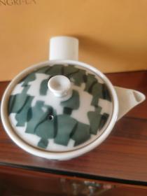 日本茶道具 ：日本白瓷绿釉横手急须壶、虎山款手作侧把壶，瓷质白皙通透，细腻光滑，全新未用过（盖子里有暗刻款虎山）