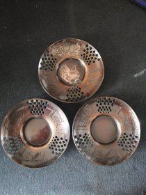 日本回流： 日本茶道具，铜茶托、茶道杯托、日本桃山古色、英纯堂纯铜茶托（雕刻松竹梅，底部双刻款“桃山古色” ’英纯堂）3个合售