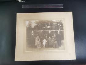 日本购回：昭和6年1931年 老照片+原版背板、粘在照相馆的衬板上、照片发黄（特大幅整体尺幅：42*34CM）