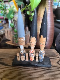 日本购回：日本传统木偶乡土玩具 日本人形木雕  茶室文房摆件，纯手绘毛笔头形状《夜叉、赖家》三人摆件