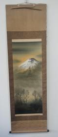 日本回流字画  ：日本彩色富士山画挂轴，舟亭款，绢本绫裱， 木制轴头，画面干净，意境好、整体品相好。