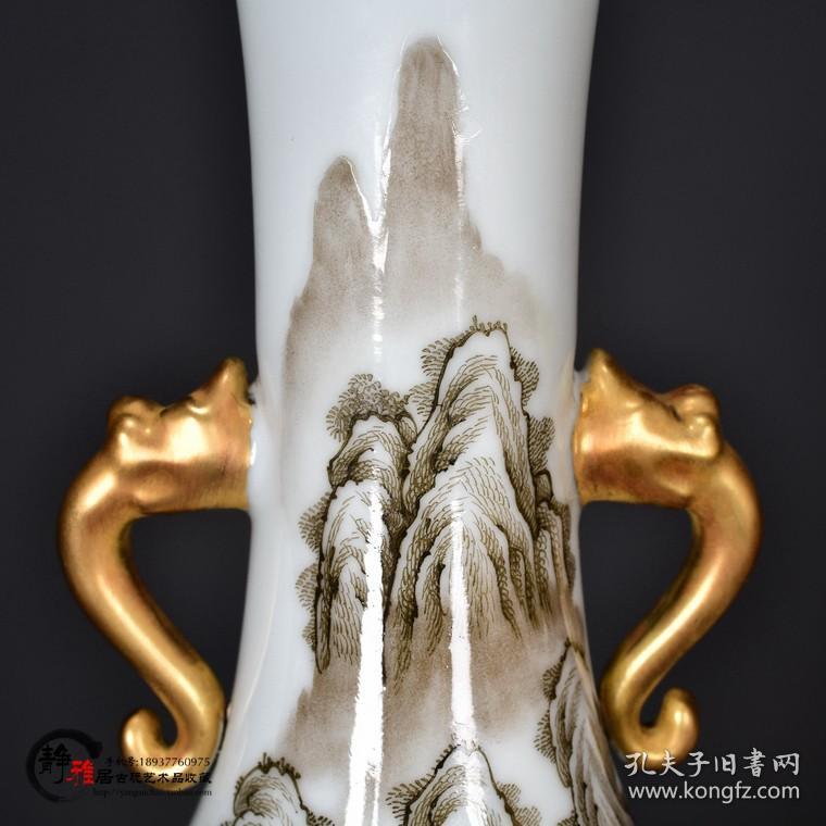 乾隆墨彩描金山水纹双耳瓶