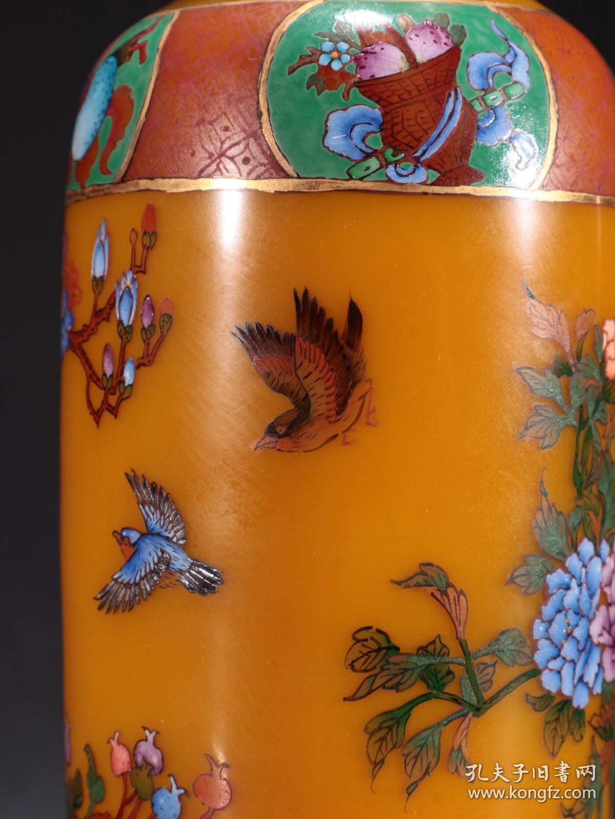 清代 黄琉璃画珐琅凤凰花卉图赏瓶。