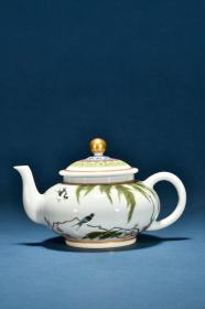 清乾隆 粉彩描金花鸟纹茶壶。
