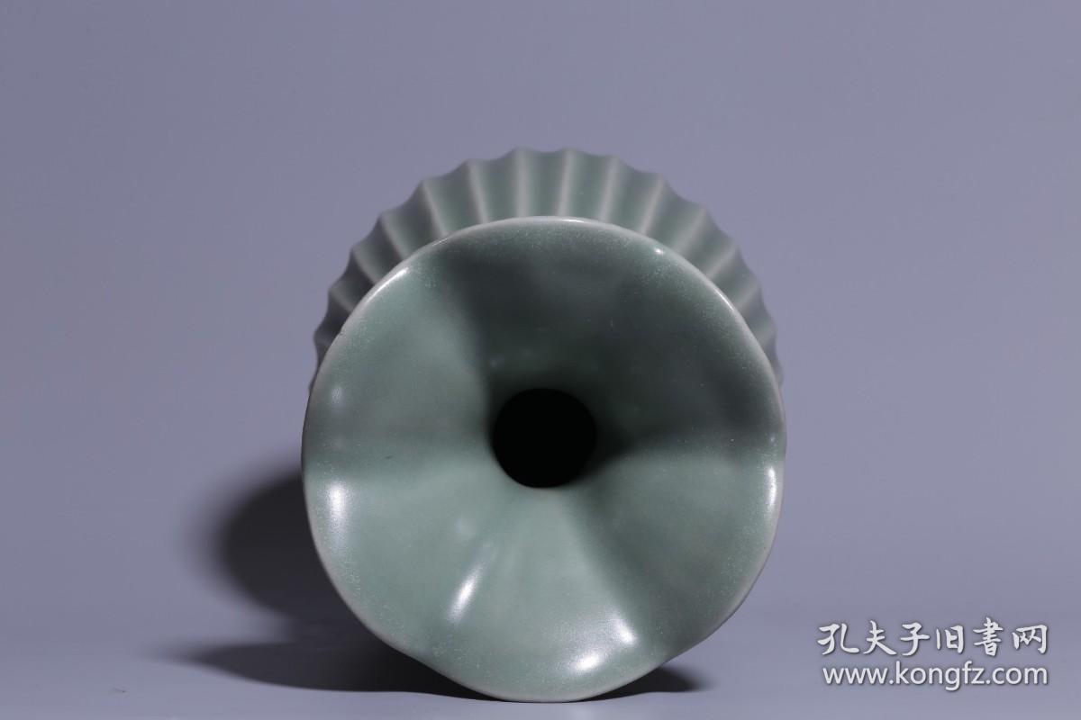 宋代，龙泉瓜棱瓶