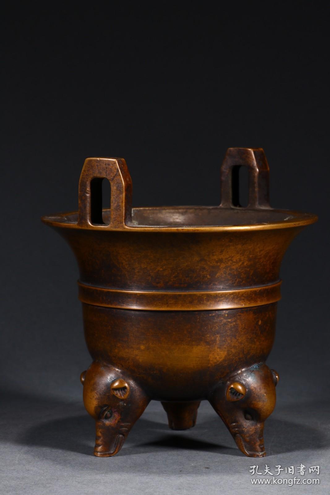 清：象鼻三足铜香炉。