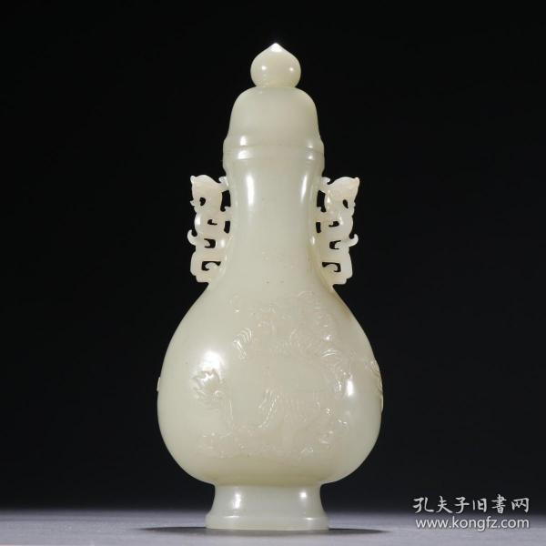 清代 和田玉籽料龙纹双耳盖瓶。