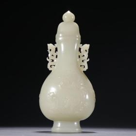 清代 和田玉籽料龙纹双耳盖瓶。