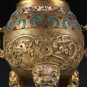 清代 铜鎏金镶宝石龙纹香炉。