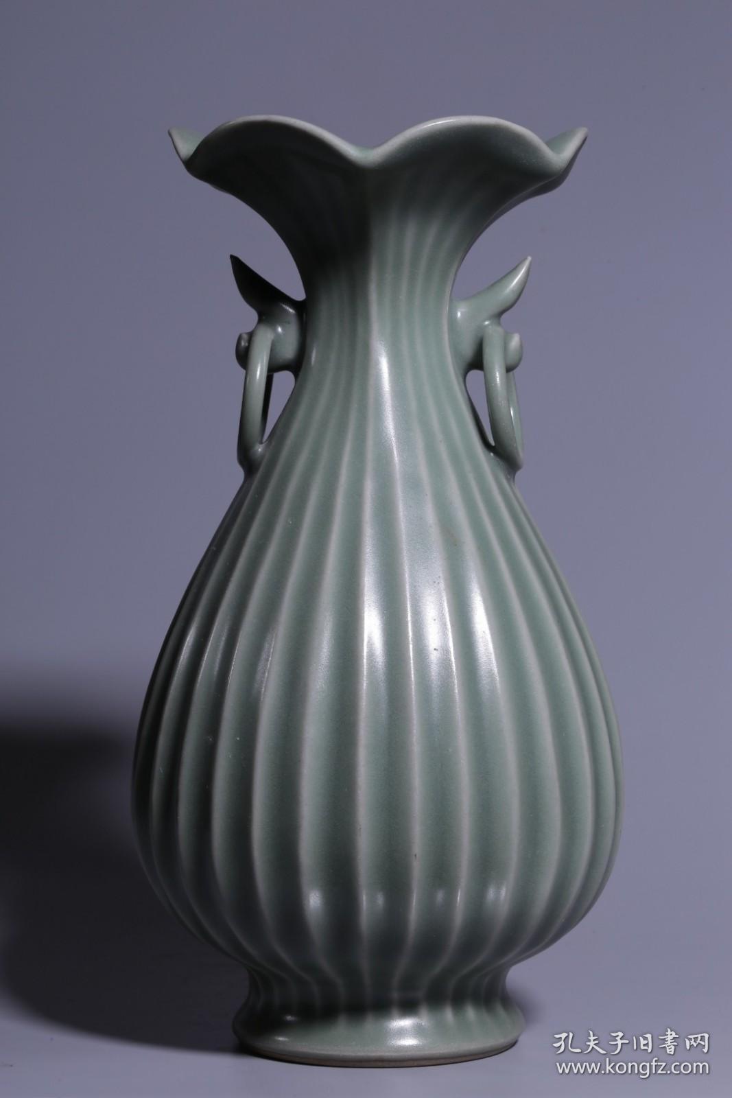 宋代，龙泉瓜棱瓶