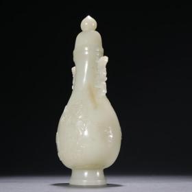 清代 和田玉籽料龙纹双耳盖瓶。