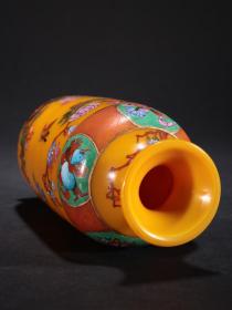 清代 黄琉璃画珐琅凤凰花卉图赏瓶。