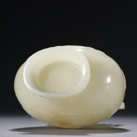 清代 和田玉籽料龙纹双耳盖瓶。