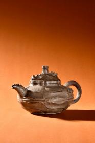 旧藏 紫砂老料荷花纹茶壶。