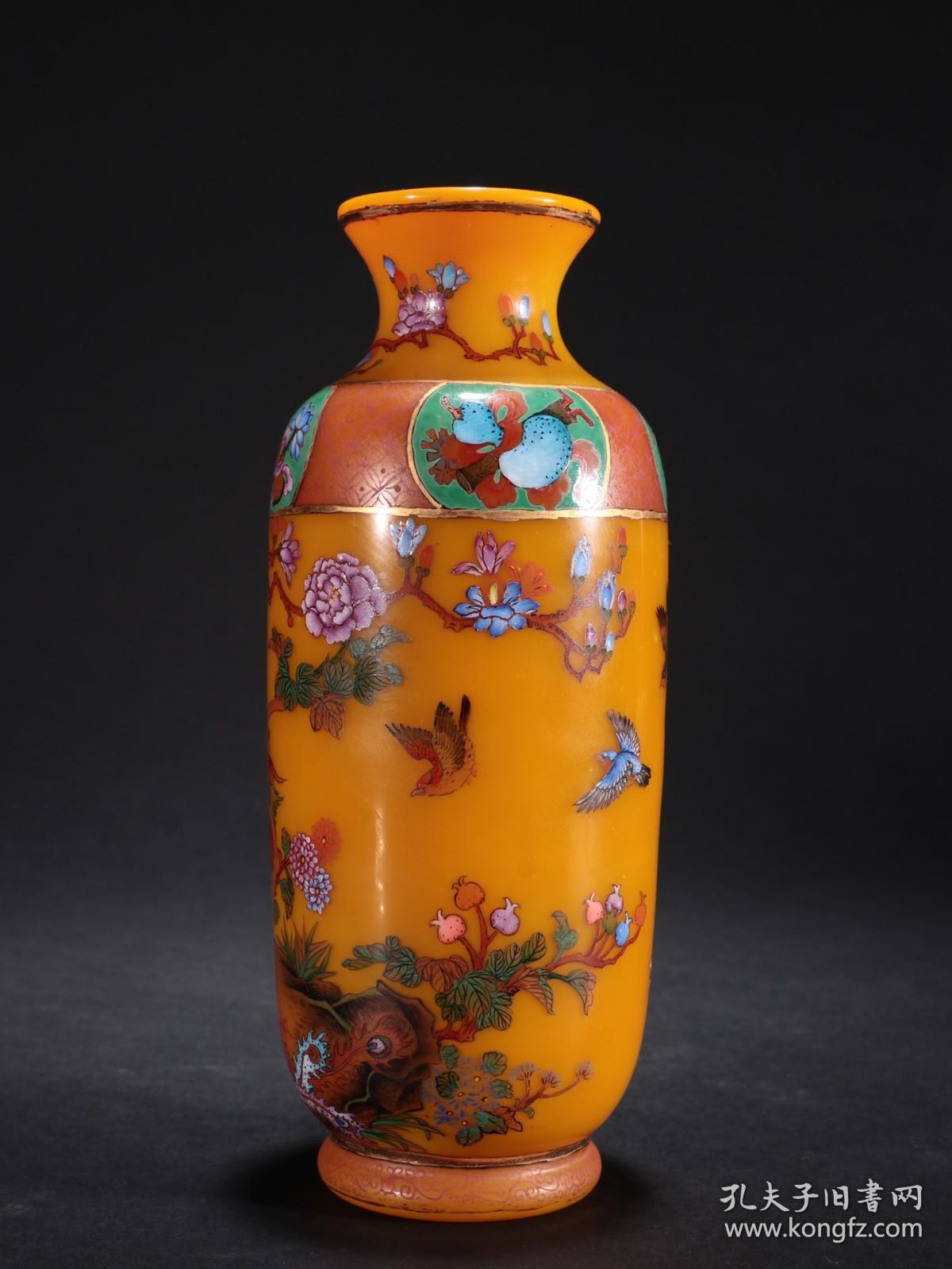 清代 黄琉璃画珐琅凤凰花卉图赏瓶。