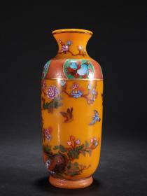 清代 黄琉璃画珐琅凤凰花卉图赏瓶。