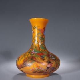 清代-黄琉璃画珐琅花鸟纹赏瓶。