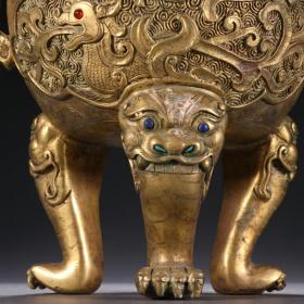 清代 铜鎏金镶宝石龙纹香炉。