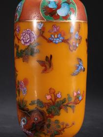 清代 黄琉璃画珐琅凤凰花卉图赏瓶。