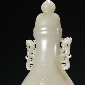 清代 和田玉籽料龙纹双耳盖瓶。