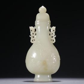 清代 和田玉籽料龙纹双耳盖瓶。