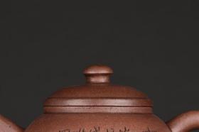 清代：金士恒 诗文巨轮珠紫砂壶。