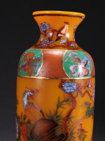 清代 黄琉璃画珐琅凤凰花卉图赏瓶。