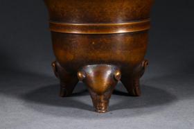 清:象鼻三足铜香炉。